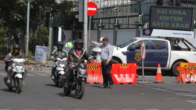 Sejumlah Petugas Dishub melakukan sosialisasi uji Coba Sistem satu arah Jalan KH Wahid Hasyim, Jakarta Pusat, Senin (8/10). [Suara.com/Fakhri Hermansyah]