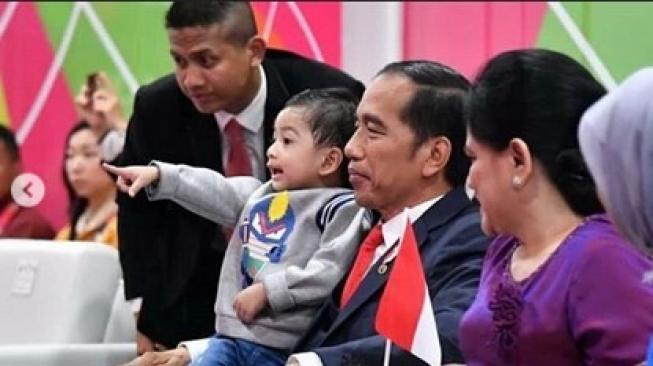 Presiden Jokowi dan Jan Ethes. (@taante_reempong_official/instagram)