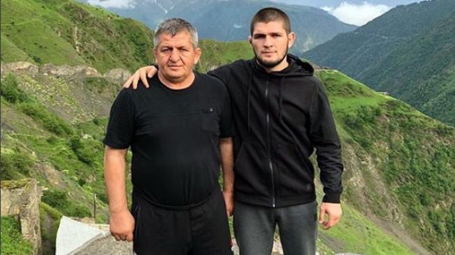 Khabib Nurmagomedov dan ayahnya, Abdulmanap Nurmagomedov. [Instagram@khabib_nurmagomedov]