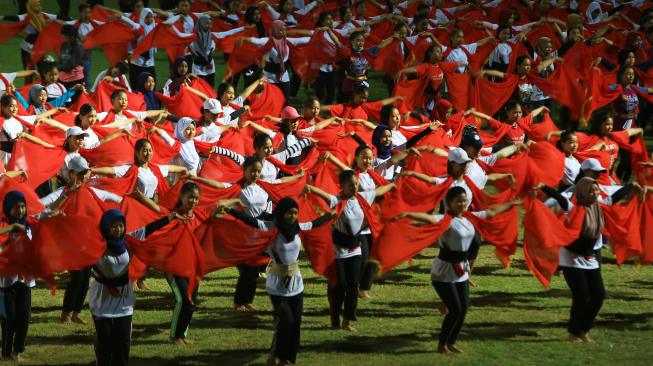 Penari Gandrung berlatih menari kolosal di Stadion Diponegoro, Banyuwangi, Jawa Timur, Minggu (7/10). [ANTARA FOTO/Budi Candra Setya]
