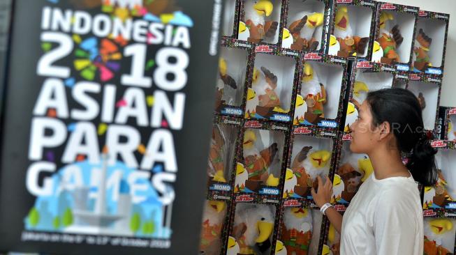 Pengunjung melihat merchandies Maskot Momo Asian Para Games di toko, kawasan Gelora Bung Karno , Jakarta, Senin (8/10). [Suara.com/Muhaimin A Untung]