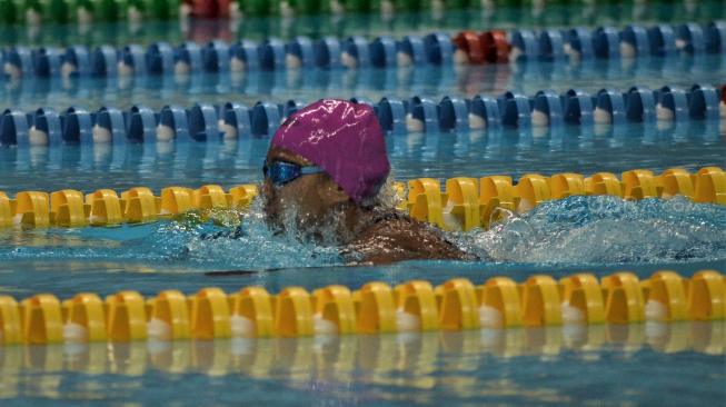 Atlet para renang putri Indonesia Syuci Indriani saat tampil dalam final renang nomor 100 meter putri gaya dada SB14 di Stadion Aquatic, Senayan, Jakarta, Senin (8/10). [Suara.com/Muhaimin A Untung]