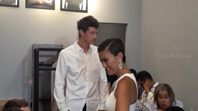 Cie, Agnez Mo Gandeng Pacar Bulenya di Pembukaan Restoran