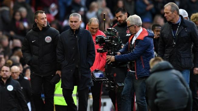 Manajer Manchester United Jose Mourinho berjalan meninggalkan arena pertandingan usai timnya menang dramatis atas Newcastle United di Old Trafford, 8 Oktober 2018 [AFP]