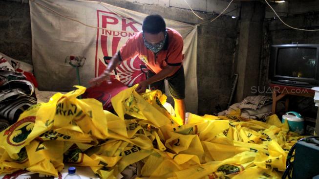 Sejumlah penjahit merapikan atribut partai politik di daerah Bukit Duri, Jakarta Selatan, Selasa, (9/10). (Suara.com/Fakhri Hermansyah) 