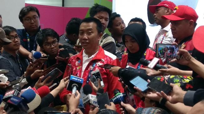 Menpora Imam Nahrawi (tengah) bersama atlet blind judo Indonesia, Miftahul Jannah, saat ditemui di GBK Arena Senayan, Jakarta, Selasa (9/10/2018). [Suara.com/Arief Apriadi]