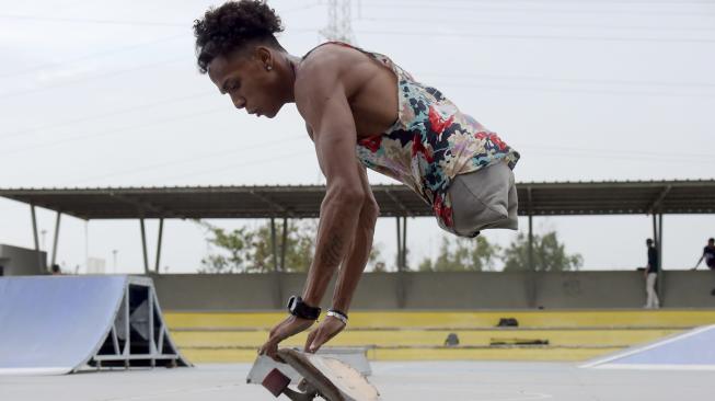 Alfonso Mendoza (Alca) berlatih skateboard di taman, Barranquilla, Kolombia, Jumat (28/9).  [AFP/ARBOLDA]