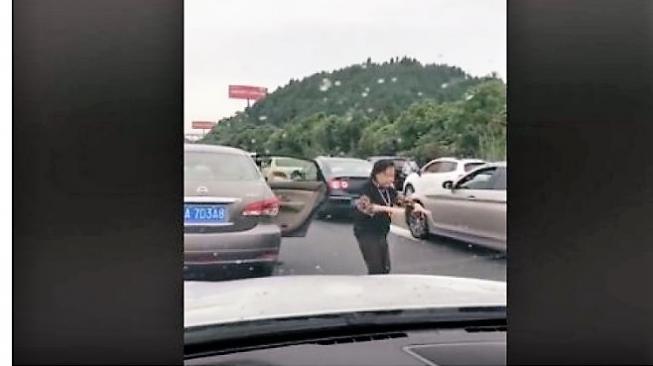 Tai Chi anti macet di Shanghai [Facebook : Shanghaiist].