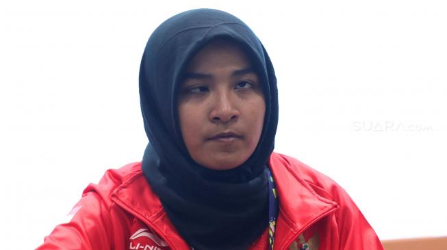 Atlet judo Indonesia Asian Para Games Miftahul Jannah memberikan keterangan mengenai dirinya yang telah didiskualifikasi karena tidak mau melepas jilbab di Gedung GBK Arena, Jakarta, Selasa (9/10). [Suara.com/Muhaimin A untung] 