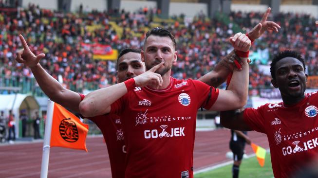 Pesepak bola Persija Jakarta, Marko Simic (tengah) melakukan selebrasi usai mencetak gol ke gawang Perseru pada laga lanjutan Liga 1, di Stadion Patriot Candrabhaga di Bekasi, Jawa Barat, Senin (8/10).  ANTARA FOTO/Risky Andrianto