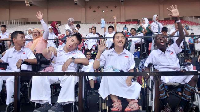 Sejumlah pelajar YPAC Jakarta menyaksikan pertandingan atletik Asian Para Games 2018 di kawasan Stadion Utama GBK, Jakarta, Selasa (9/10).  [Suara.com/Muhaimin A Untung] 