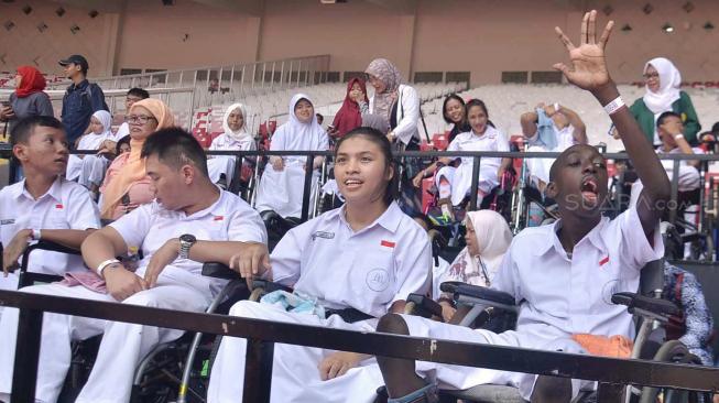 Sejumlah pelajar YPAC Jakarta menyaksikan pertandingan atletik Asian Para Games 2018 di kawasan Stadion Utama GBK, Jakarta, Selasa (9/10).  [Suara.com/Muhaimin A Untung] 