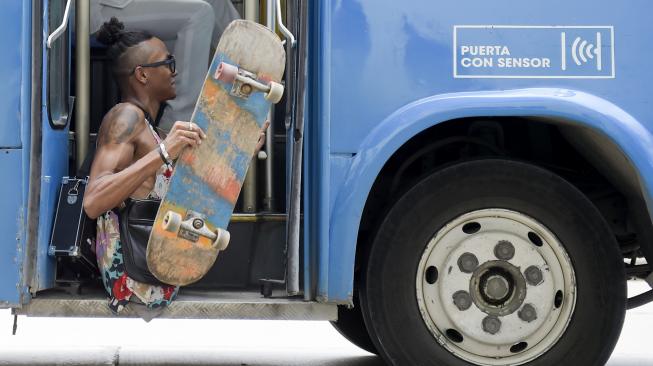 Alfonso Mendoza (Alca) berangkat untuk tampil di bus, Barranquilla, Kolombia, Jumat (28/9). [AFP/ARBOLDA]
