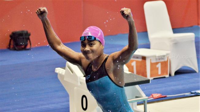 Ekspresi atlet para renang putri Indonesia Syuci Indriani usai meraih medali emas pada final renang nomor 100 meter putri gaya dada SB14 di Stadion Aquatic, Senayan, Jakarta, Senin (8/10). [Suara.com/Muhaimin A Untung]