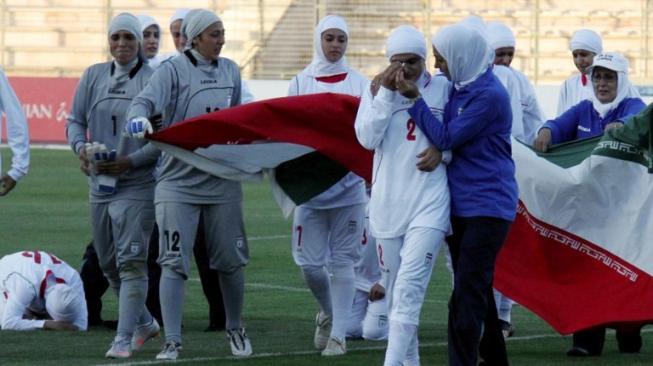 Para pemain timnas sepakbola putri Iran kecewa karena tidak diizinkan bertanding menggunakan hijab saat melawan Yordania dalam babak kualifikasi Olimpiade 2012. [AFP/Mehr News/Mehdi Toutunchi]