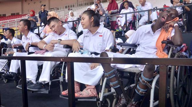 Sejumlah pelajar YPAC Jakarta menyaksikan pertandingan atletik Asian Para Games 2018 di kawasan Stadion Utama GBK, Jakarta, Selasa (9/10).  [Suara.com/Muhaimin A Untung] 