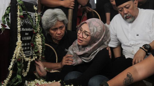 Putri kedua Indro Warkop Satya Paramitha Hada saat pemakaman Almarhumah Nita Octobijanthy di TPU Tanah Kusir, Jakarta Selatan, Rabu (10/10). (Suara.com/Fakhri Hermansyah)