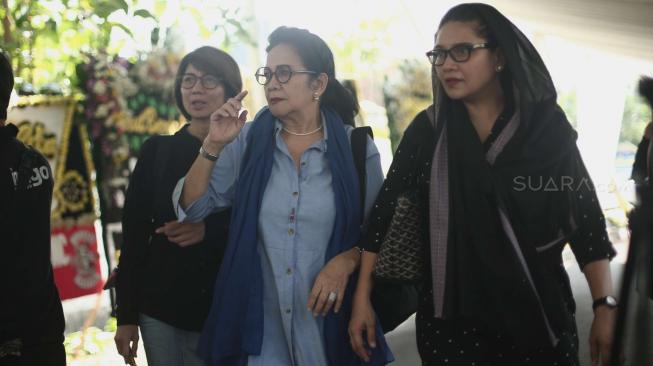 Sejumlah kerabat mendatangi kediaman rumah duka istri Indro Warkop di Jalan Kayu Putih, Jakarta Timur, Rabu (10/10). (Suara.com/Fakhri Hermansyah)
