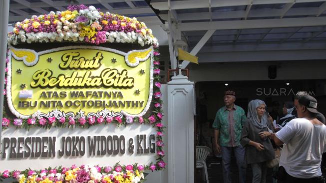 Karangan bunga dari Presiden Joko Widodo berada di rumah duka Indro Warkop di Jalan Kayu Putih, Jakarta Timur, Rabu (10/10). (Suara.com/Fakhri Hermansyah)