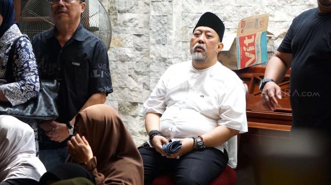 Pelawak Indro Warkop saat berada di rumah duka  di Jalan Kayu Putih, Jakarta Timur, Rabu (10/10). (Suara.com/Fakhri Hermansyah)
