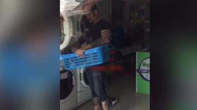 Wow, Lelaki Kekar Bertato Ini Cuci Sendiri Bajunya