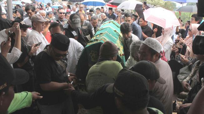 Suasana pemakaman Almarhumah Nita Octobijanthy di TPU Tanah Kusir, Jakarta Selatan, Rabu (10/10). (Suara.com/Fakhri Hermansyah)
