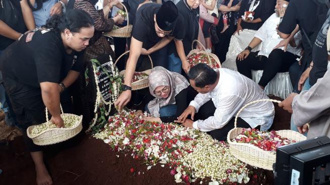 Anak-anak Indro Warkop terlihat berduka dengan kepergian sang ibu. (Wahyu Tri Laksono/Suara.com)
