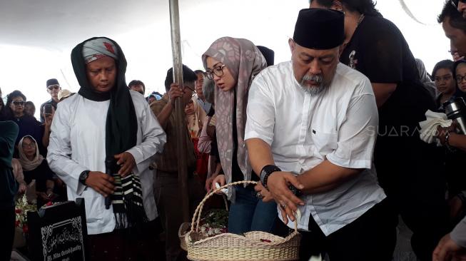 Indro Warkop Menangis di Pemakaman Sang Istri