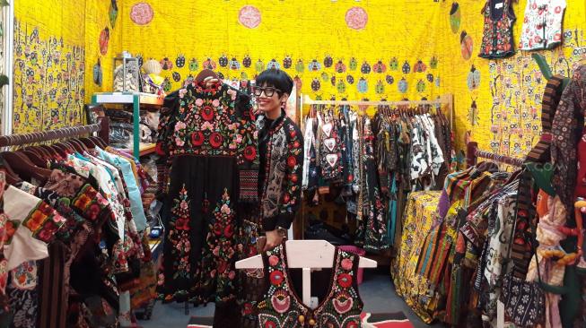 Batik Amarillis memadukan batik Indonesia dengan motif Eropa. (Suara,com/Firsta Nodia)