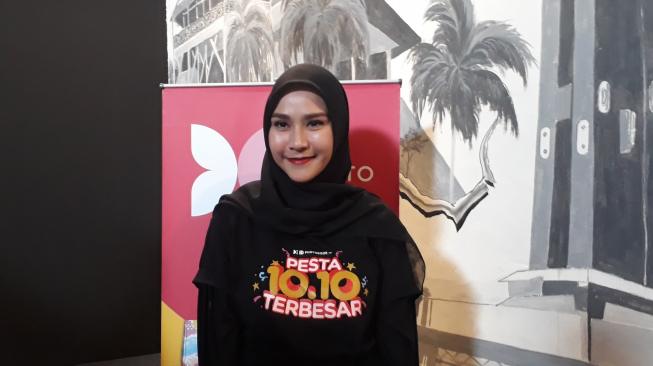 Zaskia Mecca Lebih Rela Ketinggalan Lipstik daripada Kamera