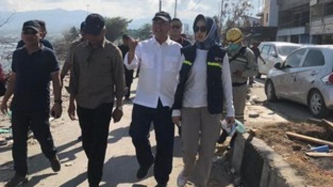 Wali Kota Tangerang Selatan (Tangsel), Airin Rachmi Diany, menyerahkan bantuan dan meninjau langsung korban bencana tsunami dan gempa di Palu, Sulawesi Tengah, Rabu (10/10/2018). (Dok: Pemkot Tangsel)