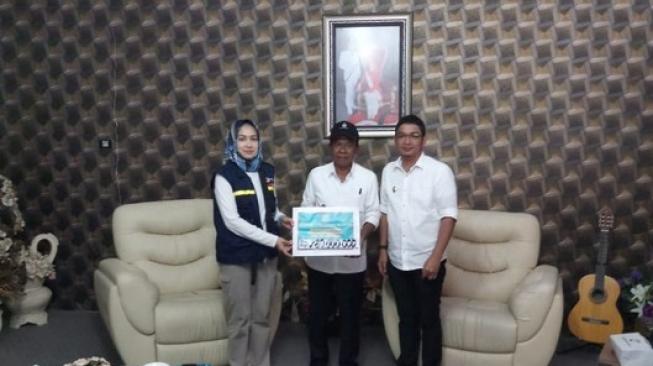 Wali Kota Tangerang Selatan (Tangsel), Airin Rachmi Diany, menyerahkan bantuan dan meninjau langsung korban bencana tsunami dan gempa di Palu, Sulawesi Tengah, Rabu (10/10/2018). (Dok: Pemkot Tangsel)
