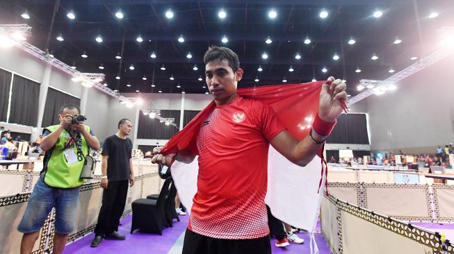Petenis meja Indonesia David Jacobs mengibarkan bendera Merah Putih seusai bertanding melawan petenis meja Cina Liao Han pada babak final tenis meja putra TT10 Asian Para Games 2018 di Ecovention, Ancol, Jakarta, Selasa (9/10). [ANTARA FOTO/Rivan Awal Lingga] 