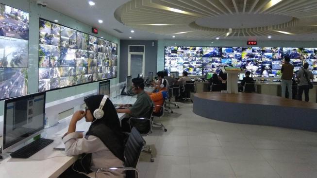 Tayangan hasil pantauan 1.200 CCTV di seluruh sudut Kota Surabaya, Rabu (10/10). [Suara.com/Dimas Angga Perkasa]