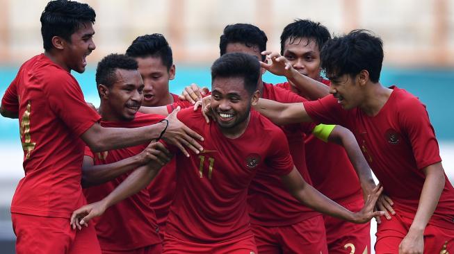 Le joueur de l'équipe nationale indonésienne des moins de 19 ans Saddil Ramdani (au centre) et d'autres joueurs célèbrent après avoir marqué un but contre l'équipe nationale des moins de 19 ans d'Arabie saoudite lors d'un match amical au stade Wibawa Mukti, East Cikarang, Bekasi Regency, West Java, mercredi 10/10.  ENTRE PHOTOS/Sigid Kurniawan