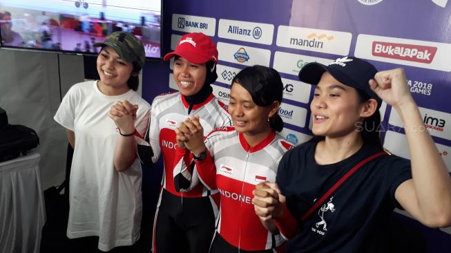 Sheryl Sheinafia memberikan dukungan untuk atlet sepeda tunanetra Sri Sugianti di ajang Asian Para Games 2018. (Ismail/Suara.com)