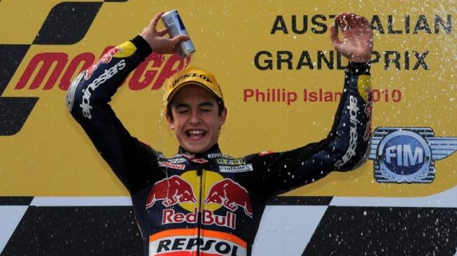 Pebalap MotoGP asal Spanyol, Marc Marquez, merayakan kemenangannya di GP Australia kelas 125cc. [AFP/Torsten Blackwood]