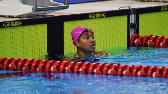 Atlet Indonesia Syuci Indriani  tiba di garis finis dalam babak final putri 200m gaya bebas S14 para renang Asian Para Games 2018 di Aquatic Center, Gelora Bung Karno, Jakarta, Minggu (7/10). [Antara/Rivan Awal Lingga]