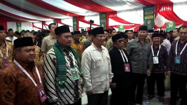 Prabowo Subianto menghadiri acara Rakernas LDII di Pondok Pesantren Minhajurrosyidin, Pondok Gede, Jakarta Timur, Kamis (11/10/2018). (Suara.com/Ria Rizki)