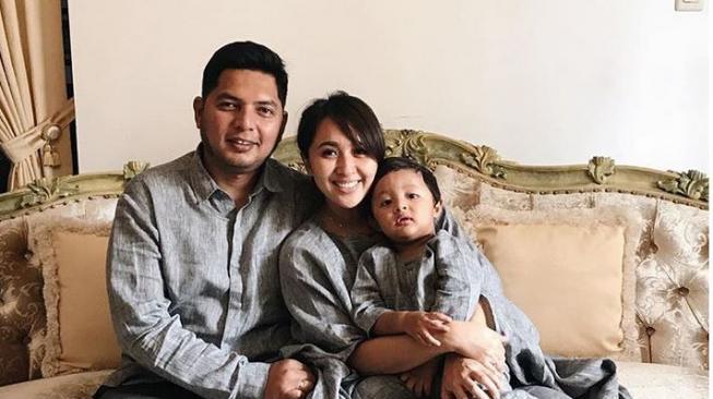 Chua Kotak bersama suami dan anak. (Instagram)