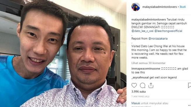 Pebulutangkis andalan Malaysia, Lee Chong Wei (kiri), berfoto bersama Presiden Dewan Olimpiade Malaysia, Mohamad Norza Zakaria. [Instagram@malaysiabadmintonlovers]