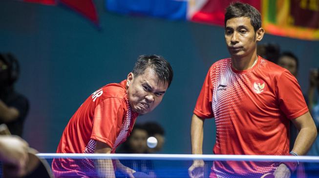 Petenis meja Indonesia David Jacobs (kanan)/Komet Akbar (kiri) mengembalilkan bola ke arah petenis meja Korea Selatan Shin Seung Weon/Jung Sukyoun dalam babak final para tenis meja TT 10 ganda putra Asian Para Games 2018 di Jakarta, Rabu (10/10). [ANTARA FOTO/Galih Pradipta]