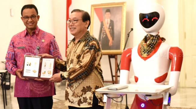 GUbernur DKI Jakarta Anies Baswedan (kiri) bersama Ketua Yayasan Pendidikan Robotik Indonesia Wahidin Wahab (kanan) saat penandatanganan kerjasama di ruang Balairung, Balai Kota, Jakarta Pusat, Kamis (11/10).  (Suara.com/Fakhri Hermansyah) 