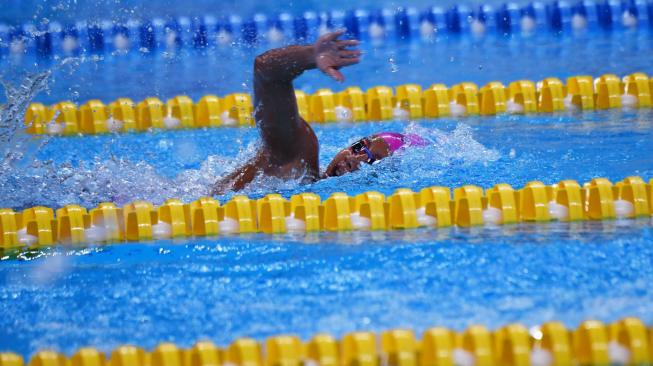 Atlet Indonesia Syuci Indriani  tiba di garis finis dalam babak final putri 200m gaya bebas S14 para renang Asian Para Games 2018 di Aquatic Center, Gelora Bung Karno, Jakarta, Minggu (7/10). [Antara/Rivan Awal Lingga]