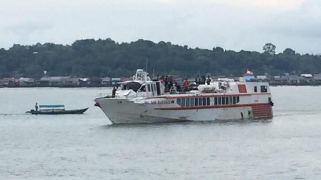 Kapal VOC Batavia Tabrak Kapal Tanker, Satu Orang Jatuh ke Laut