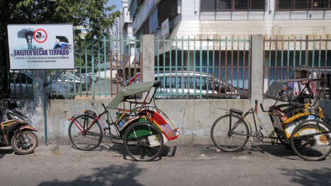 Penarik becak mangkal di sekitar Shelter Becak terpadu di kawasan Teluk Gong, Pejagalan, Jakarta, Kamis (11/10). (Suara.com/Fakhri Hermansyah)