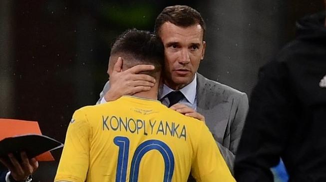 Pelatih Ukraina Andriy Shevchenko memeluk pemainnya Yevhen Konoplyanka saat skuatnya menghadapi Italia di laga uji coba. Marco BERTORELLO / AFP