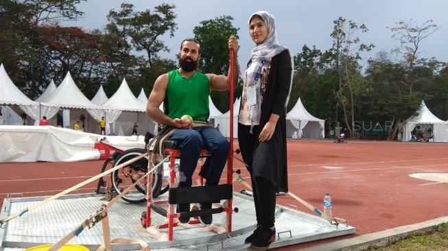 Atlet tolak peluru Palestina, Mahmoud Zohud bersama sang Istri, Doaa Zohud saat berlatih di Stadion Madya, Senayan, Jakarta, Rabu (10/10/2018) sore WIB [Suara.com/Arief Apriadi].