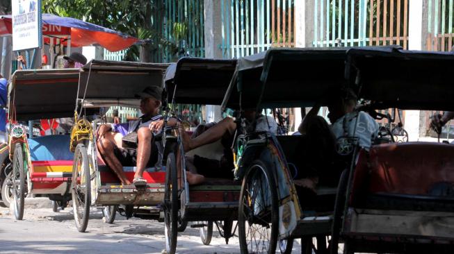 Penarik becak mangkal disekitar Shelter becak terpadu di kawasan Teluk Gong, Pejagalan, Jakarta, Kamis (11/10). (Suara.com/Fakhri Hermansyah)