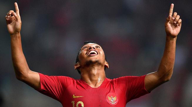 Pesepak bola Timnas Indonesia Irfan Jaya melakukan selebrasi usai mencetak gol ke gawang Timnas Myanmar dalam pertandingan persahabatan di Stadion Wibawa Mukti, Cikarang Timur, Kabupaten Bekasi, Jawa Barat, Rabu (10/10). [ANTARA FOTO/Sigid Kurniawan]